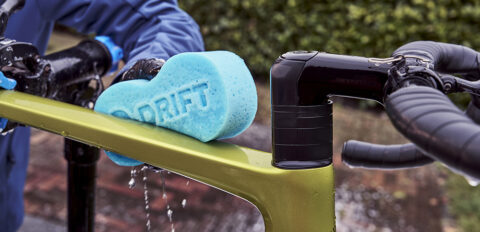 Wasspons i.c.m. een Cannondale racefiets.