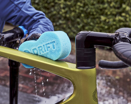 Wasspons i.c.m. een Cannondale racefiets.