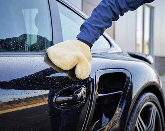 Porsche 997 Turbo wordt gewassen met een Ceramic Shampoo en een Washandschoen Wol.