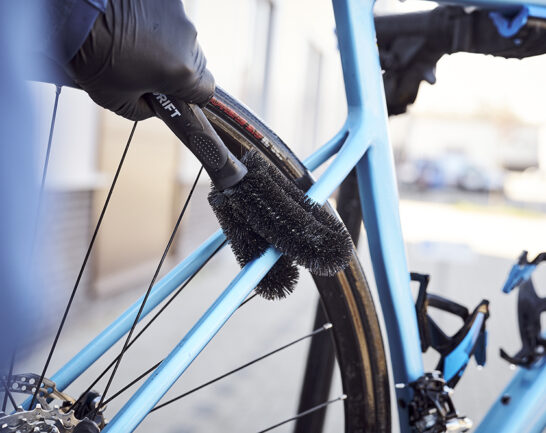 Racefietsframe wordt schoongemaakt met een Tweepuntsborstel.