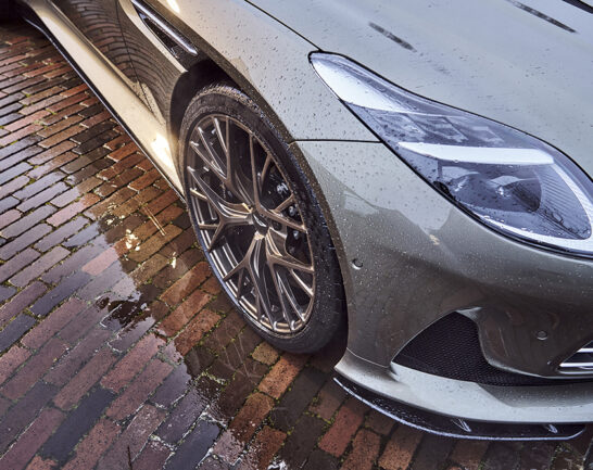 Close-up shot van Aston Martin DB12 Volante.