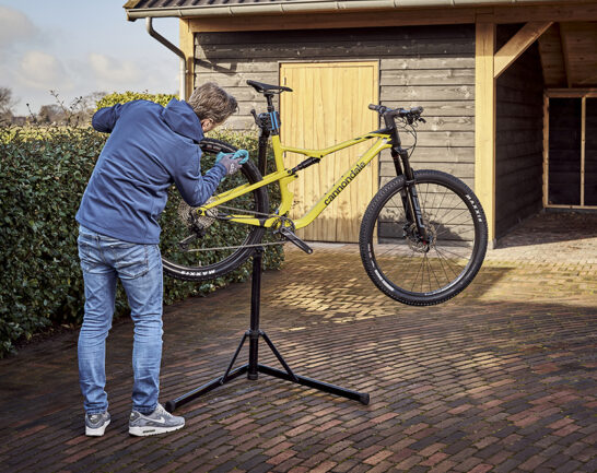 Gele Cannondale MTB wordt schoongemaakt.