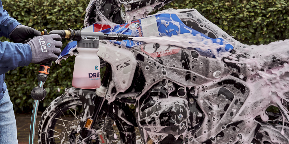 BMW R1300GS wordt in de Snowfoam Shampoo gezet.