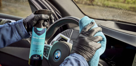 Interieur van een BMW X5 dat wordt gereinigd net een Interieurreiniger.