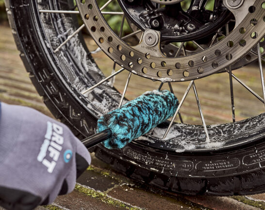 Velg van BMW R1300GS die wordt schoon gemaakt met een Wheel Woolie.