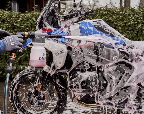 Motorshampoo Snowfoam wordt aangebracht op een BMW R1300GS in combinatie met een Foam Cannon.