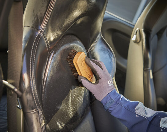 Lederen auto-interieur wordt gereinigd met een Leerborstel.
