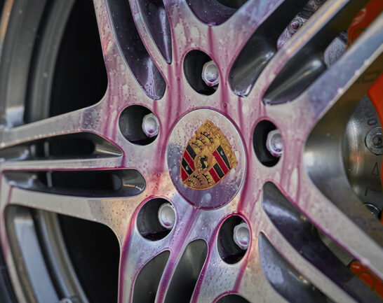 Porsche velg behandeld met Iron Remover.
